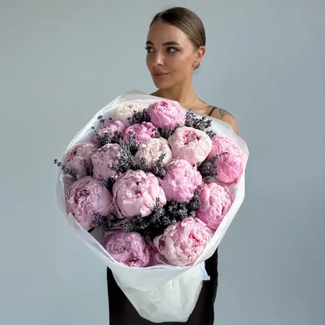Открыть фото крупно Букет из 15 пионов с лавандой "PEONY LAVENDER"