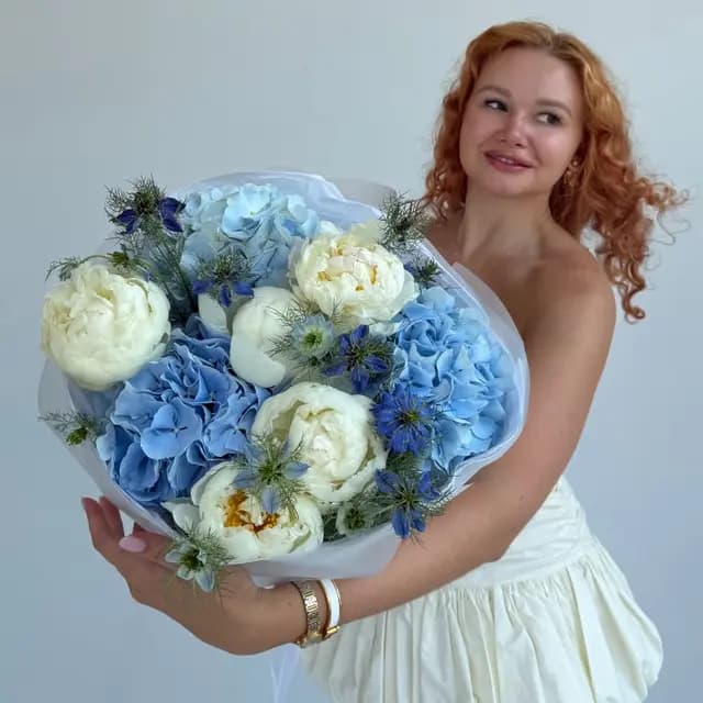 Открыть фото крупно Букет из 3 гортензией с пионами и нигеллой "BLEU BLANC"