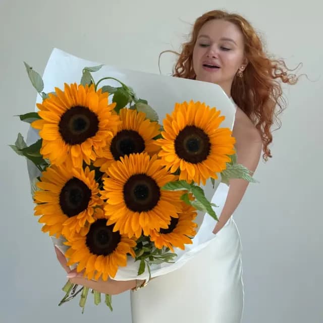Открыть фото крупно Букет из 7 подсолнухов "SUNRICH"