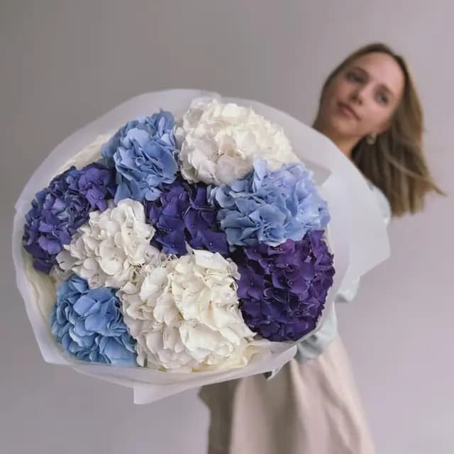 Букет из 9 голландских гортензий (премиум) "BLUE PURPLE CLOUD"