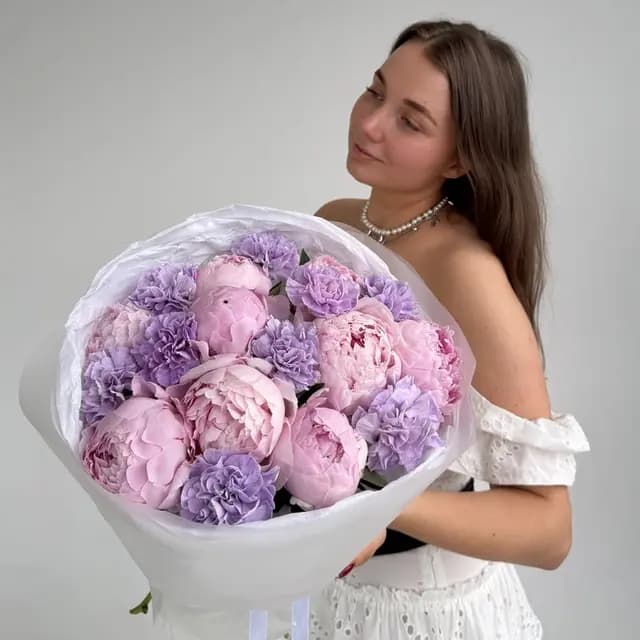 Открыть фото крупно Букет из 9 пионов с лунными диантусами "MOONKISS"