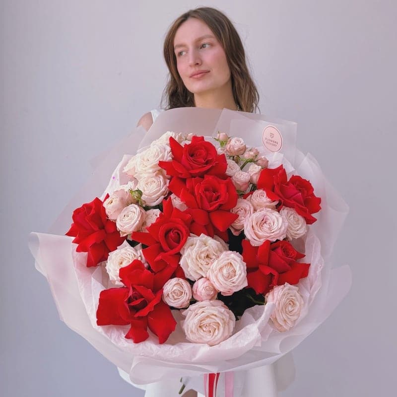 Открыть фото крупно Букет из пионовидных и красных роз "BOMBASTIC & NINA"