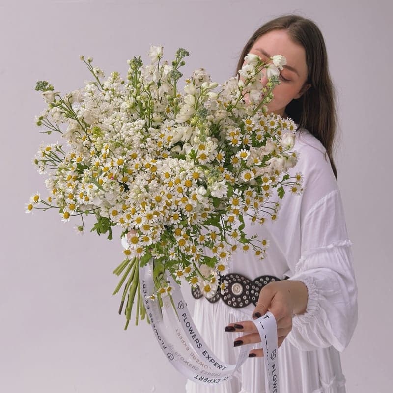 Открыть фото крупно Букет из сирени, ромашек и дельфиниума "LOVE IN BLOOM"