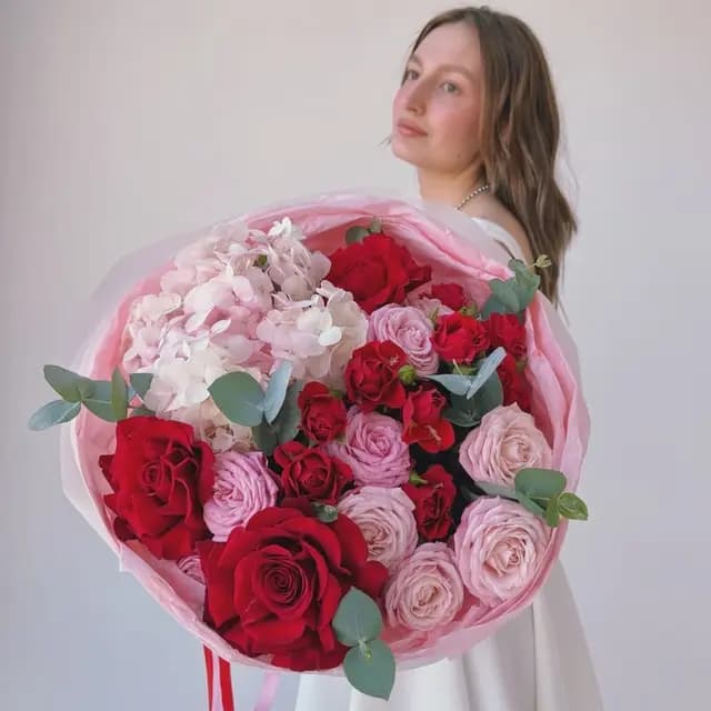 Открыть фото крупно Букет с гортензией и розами "RED MELODY"