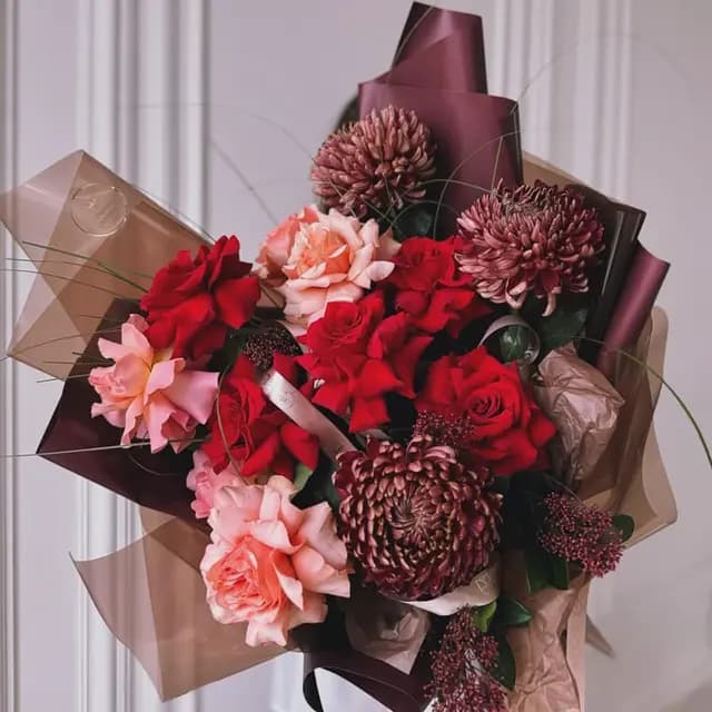 Открыть фото крупно Букет с хризантемами и французскими розами "RED CHOCOLATE"