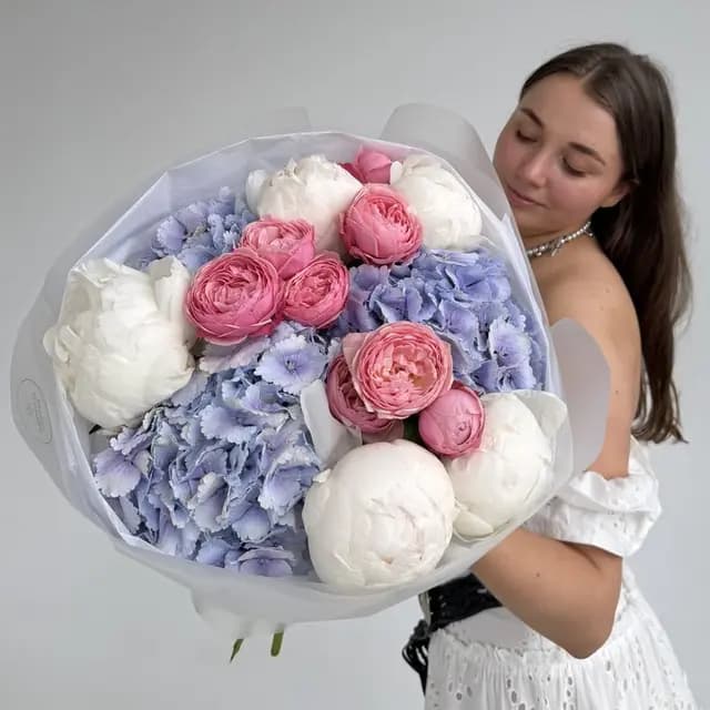 Открыть фото крупно Букет с пионами и гортензией "SKY BLUSH"