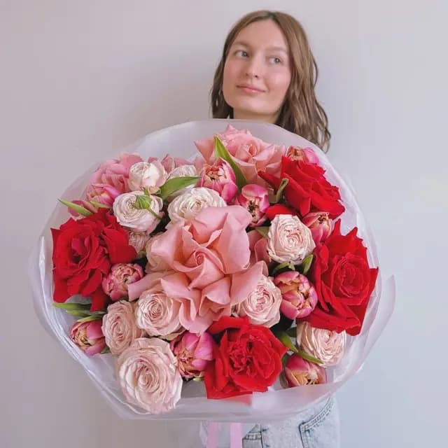 Открыть фото крупно Букет с розами и тюльпанами "SPRING RED GLOW"