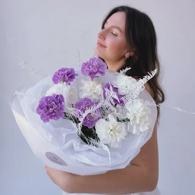 Открыть фото крупно Букет из 11 гвоздик с сухоцветами "WHITE & MOONAQUA"