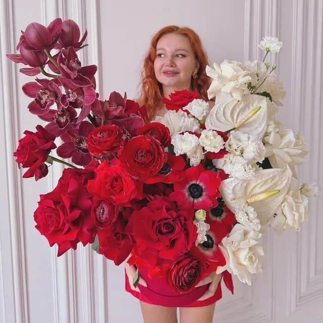 Коробка с орхидеей, анемонами и антуриумом "RED IVORY"