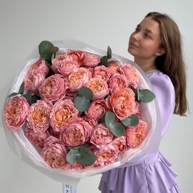 Букет из 9 пионовидных кустовых роз с эвкалиптом "SPRAY JULIET"