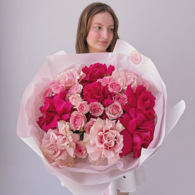 Букет из французских и кустовых роз "PINK AURA"