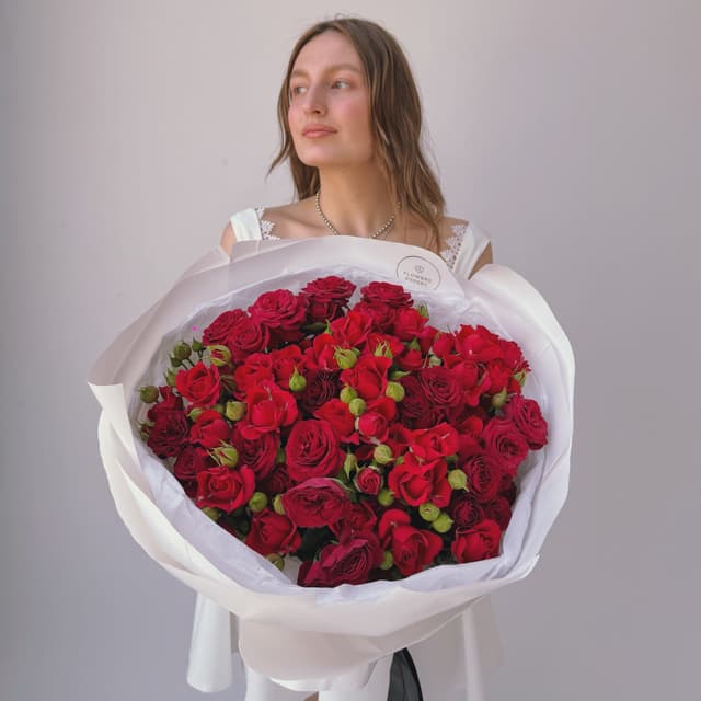 Букет из 19 красных кустовых роз "RED TREND"