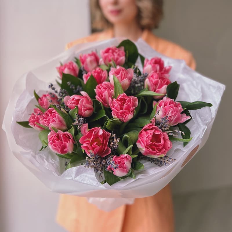 Открыть фото крупно Букет из 19 пионовидных тюльпанов с лавандой "LOVELY TIME" — Фото 3
