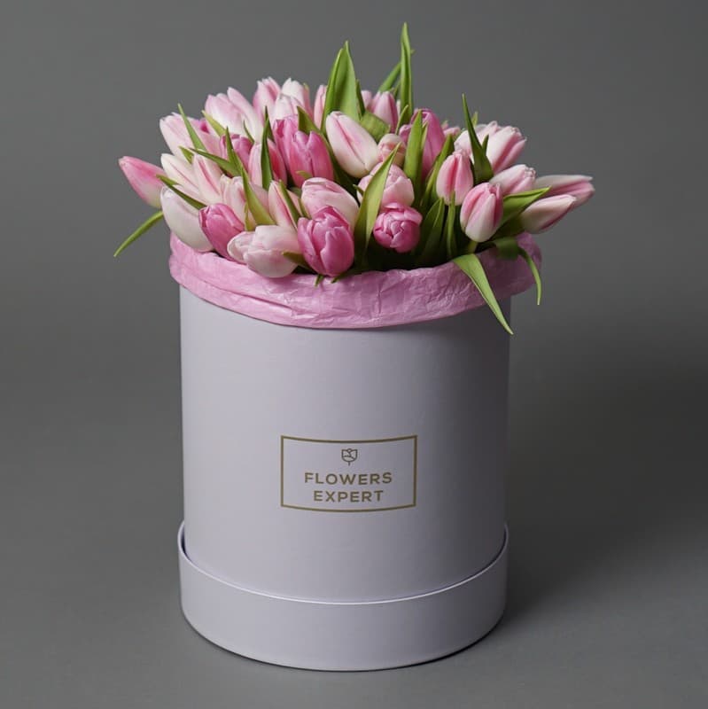 Открыть фото крупно 51 тюльпан в шляпной коробке "TENDER TULIPS"
