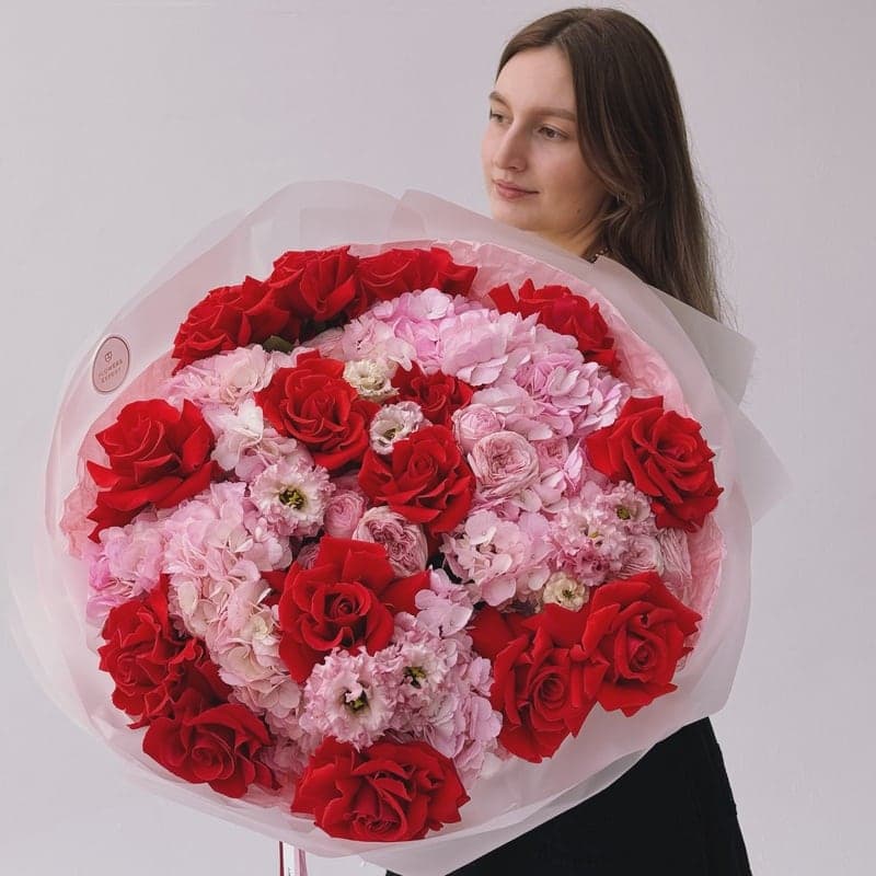 Открыть фото крупно Букет из гортензий, французских роз и эустомы "ROUGE TENDER" — Фото 3