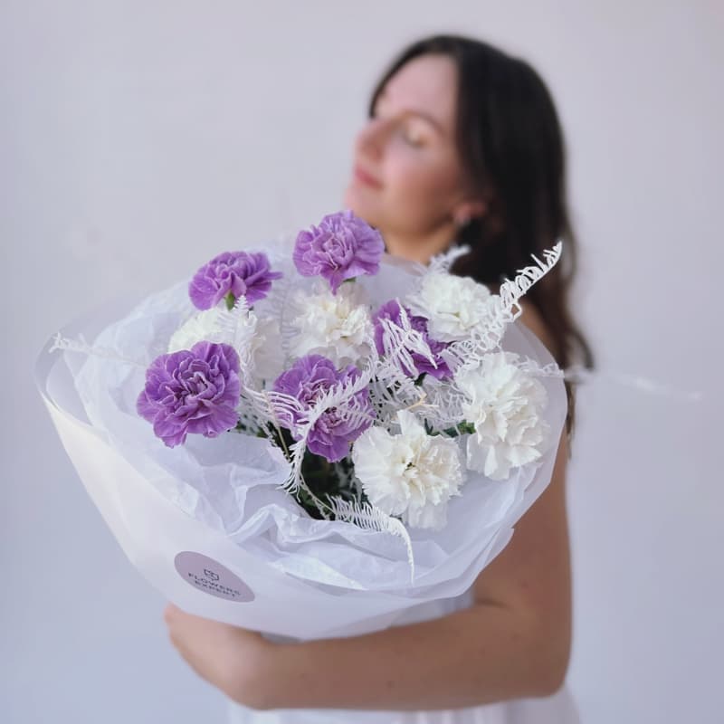 Открыть фото крупно Букет из 11 гвоздик с сухоцветами "WHITE & MOONAQUA" — Фото 2