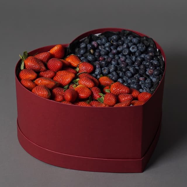 Сердце с клубникой и голубикой "MY BERRY"