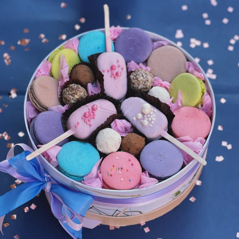 Открыть фото крупно Коробочка с макарунами и трюфелями "WOW, SWEET!"