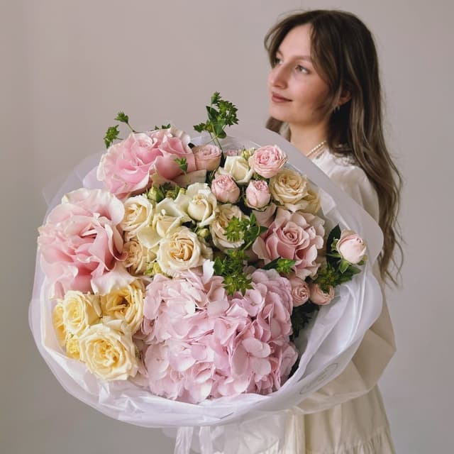 Букет с гортензией и розами "SWEET MELODY"