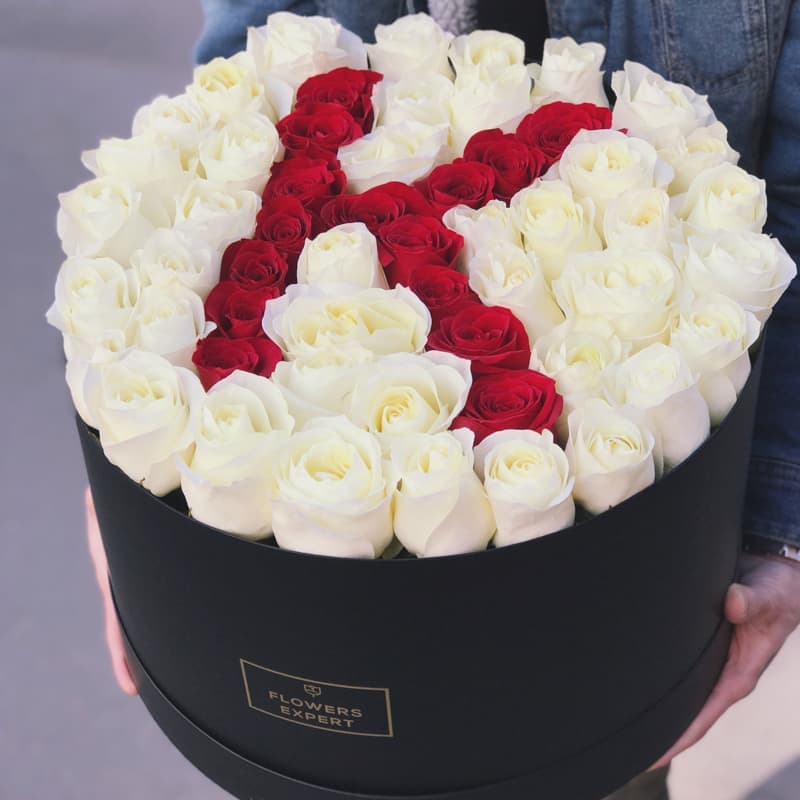 Открыть фото крупно Шляпная коробка из 75 роз с буквой "PERSONAL"
