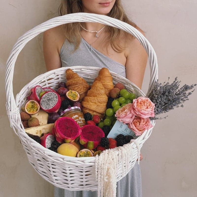 Открыть фото крупно Корзина с фруктами, ягодами, круассанами и сыром "GOURMET PROVENCE" — Фото 3