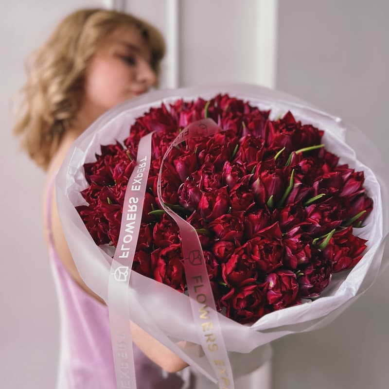 Открыть фото крупно Букет из 51 пионовидного тюльпана "RUBY" — Фото 3