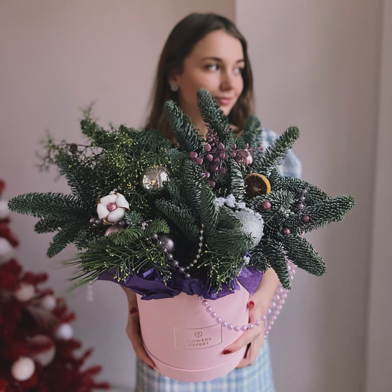 Открыть фото крупно Новогодняя композиция в коробке "GREEN FOREST"