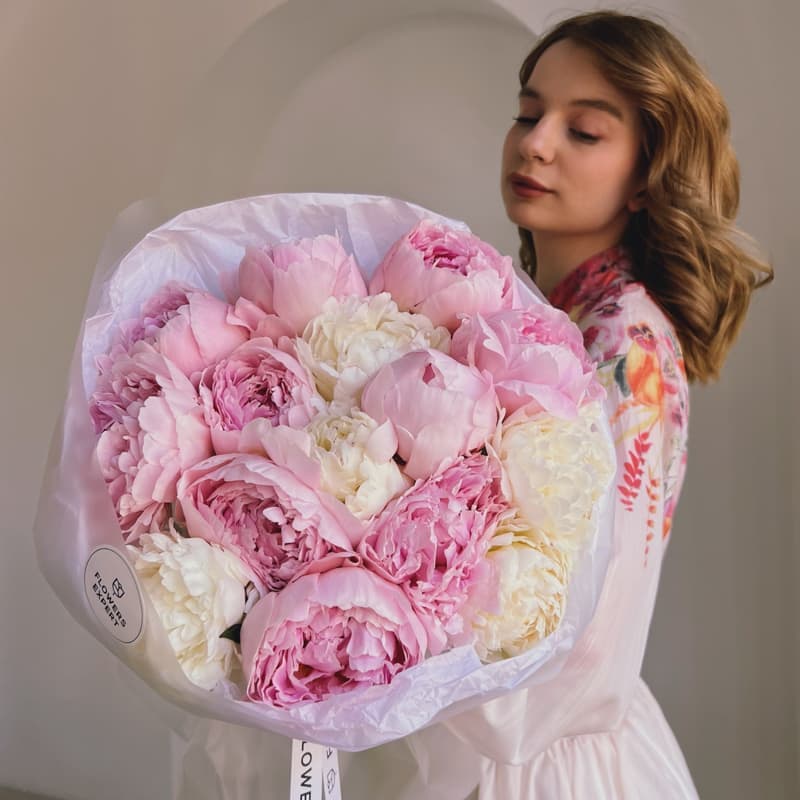 Открыть фото крупно Букет из 15 розовых и белых пионов "SUGAR PINK" — Фото 5