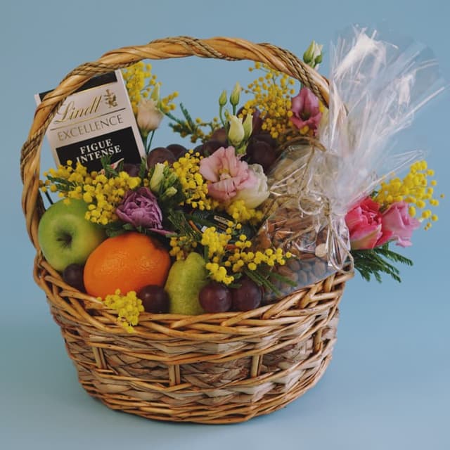 Весенняя корзинка с фруктами и цветами "ENJOY"