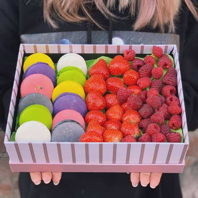 Коробочка с макарунами и ягодами "YUMMY"