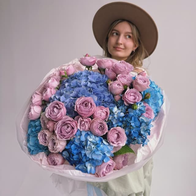 Букет из гортензий и пионовидных роз "BLUE & PINK"