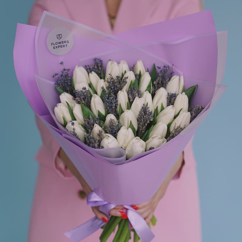 Открыть фото крупно Букет из 31 белого тюльпана с лавандой "SPRING LOVE"