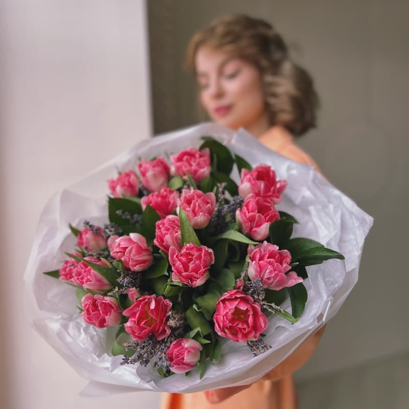 Открыть фото крупно Букет из 19 пионовидных тюльпанов с лавандой "LOVELY TIME"