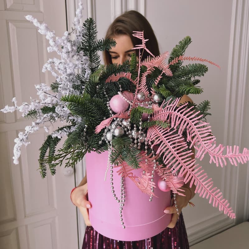 Открыть фото крупно Новогодняя композиция в коробке "PINK SANTA"