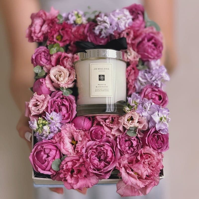 Открыть фото крупно Коробочка с цветами и свечой JO MALONE "PURPLE AURA"