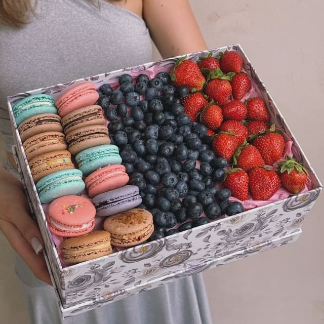Коробочка с макарунами и ягодами "BERRY & MACARON DUO"