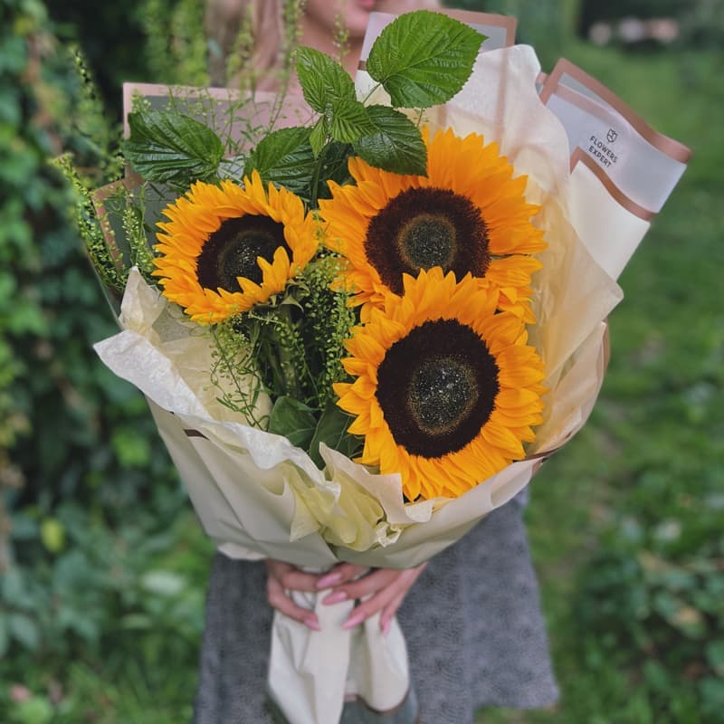 Открыть фото крупно Букет с подсолнухами "SUNFLOWER"