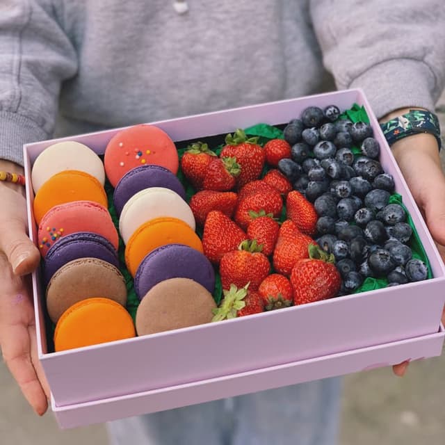 Коробочка с макарунами и ягодами "DELICIOUS"