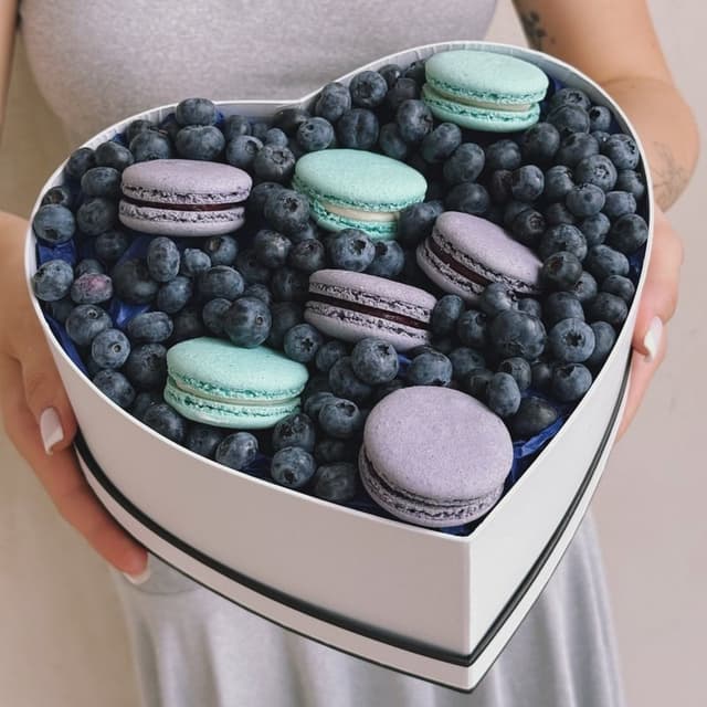 Сердце с макарунами и ягодами "BLUEBERRY"