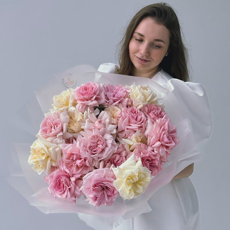 Открыть фото крупно Букет из 23 пионовидных роз "PINK & WHITE OHARA"