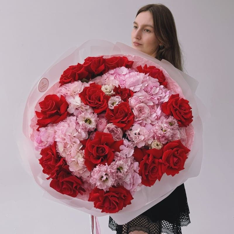 Открыть фото крупно Букет из гортензий, французских роз и эустомы "ROUGE TENDER"