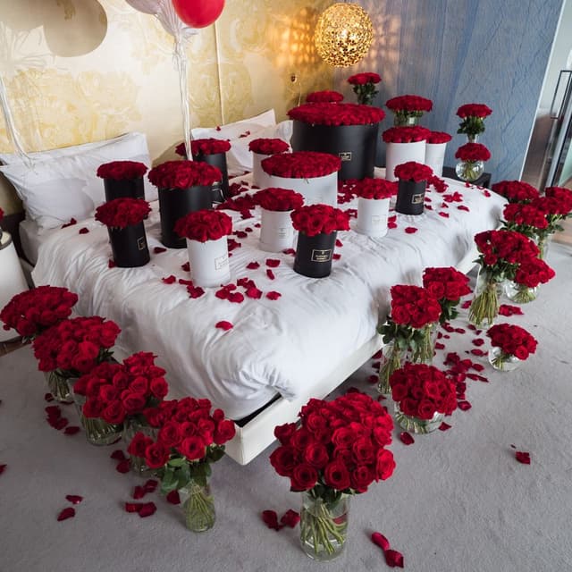 Оформление 1001 красной розой "1001 ROSES"