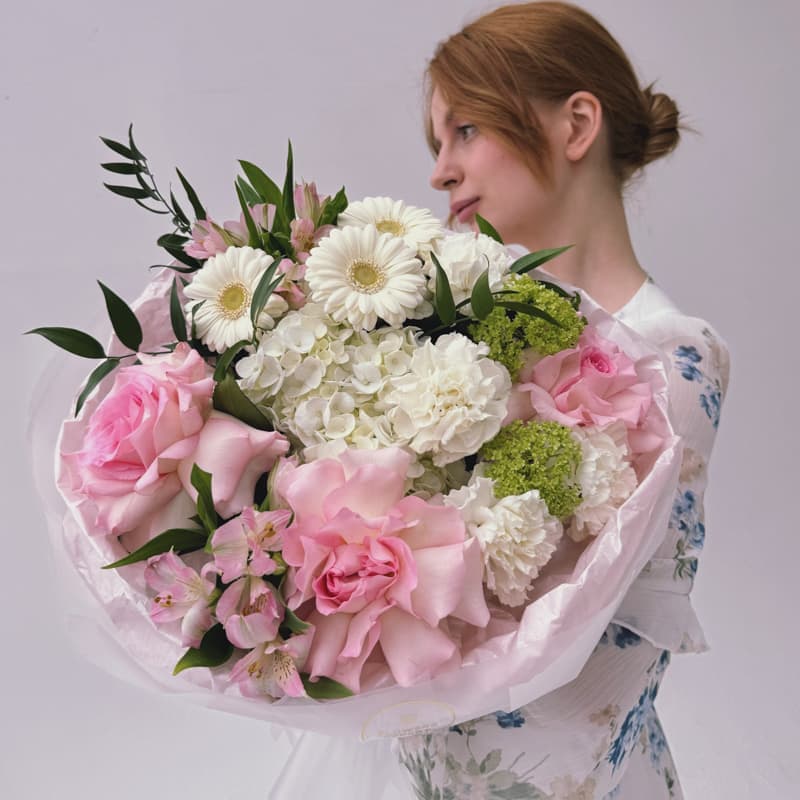 Открыть фото крупно Букет с герберами, гортензией и вибурнумом "SPRING LACE"