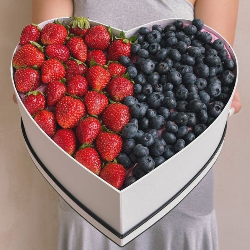 Открыть фото крупно Сердце с клубникой и голубикой "BERRY ROMANCE"