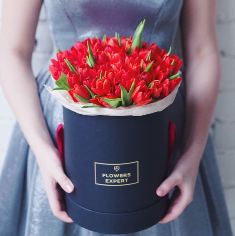 Открыть фото крупно 51 тюльпан в шляпной коробке "HOT TULIPS" — Фото 2