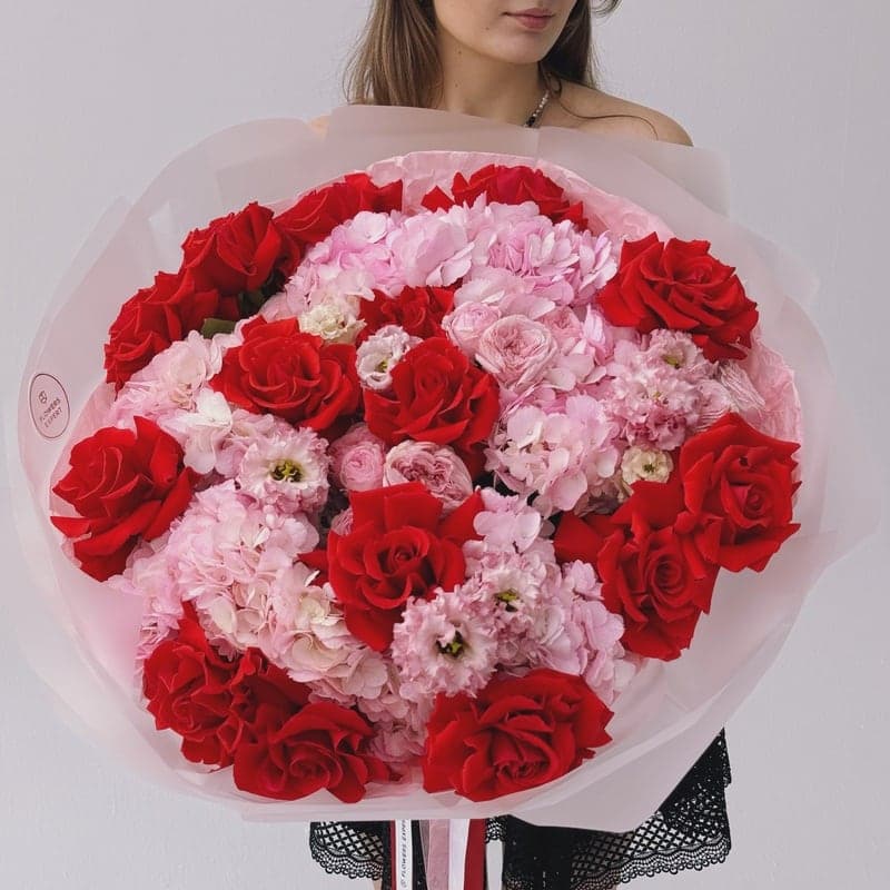 Открыть фото крупно Букет из гортензий, французских роз и эустомы "ROUGE TENDER" — Фото 6