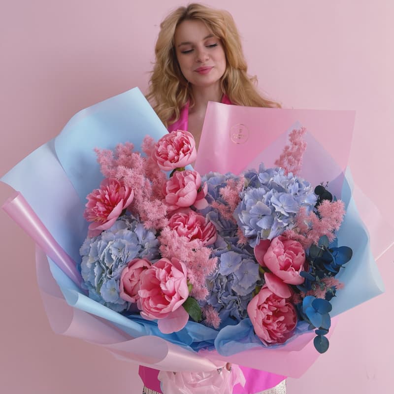 Открыть фото крупно Букет с пионами и гортензией "CORAL REEFS"