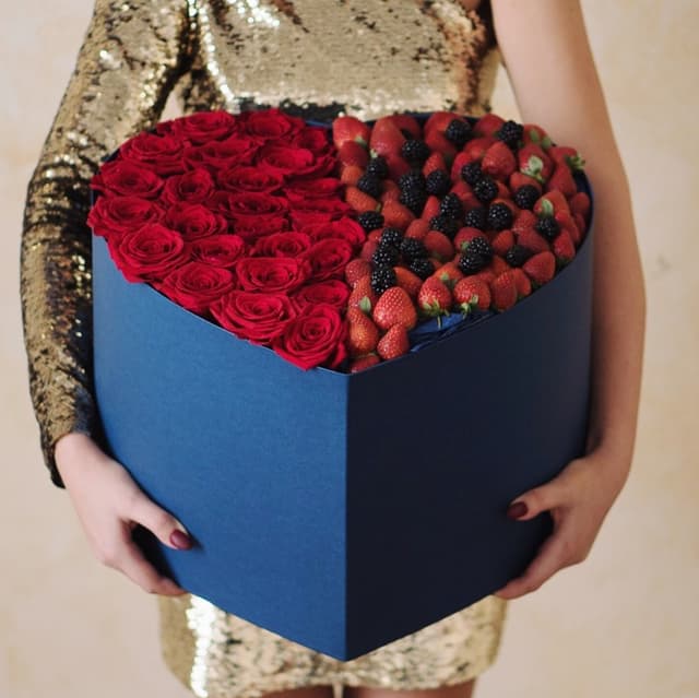 Сердце из 25 роз с клубникой и ежевикой "HEART 15"