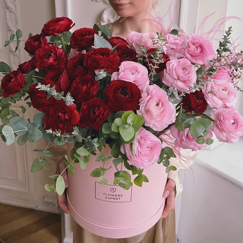 Открыть фото крупно Шляпная коробка из 51 ранункулюса "PINK & WINE" — Фото 7