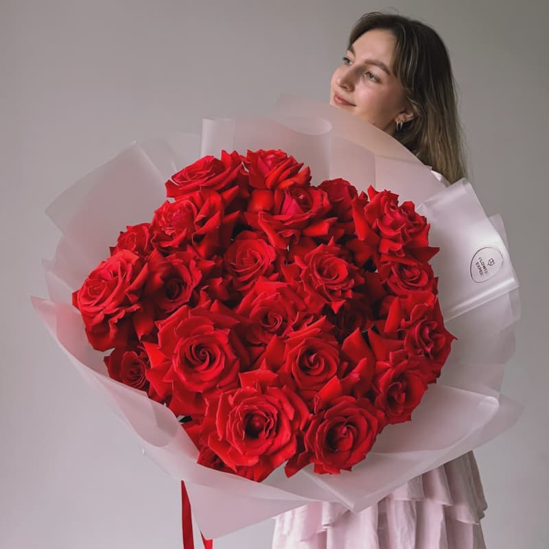 Открыть фото крупно Букет из 25 алых французских роз "NINA"